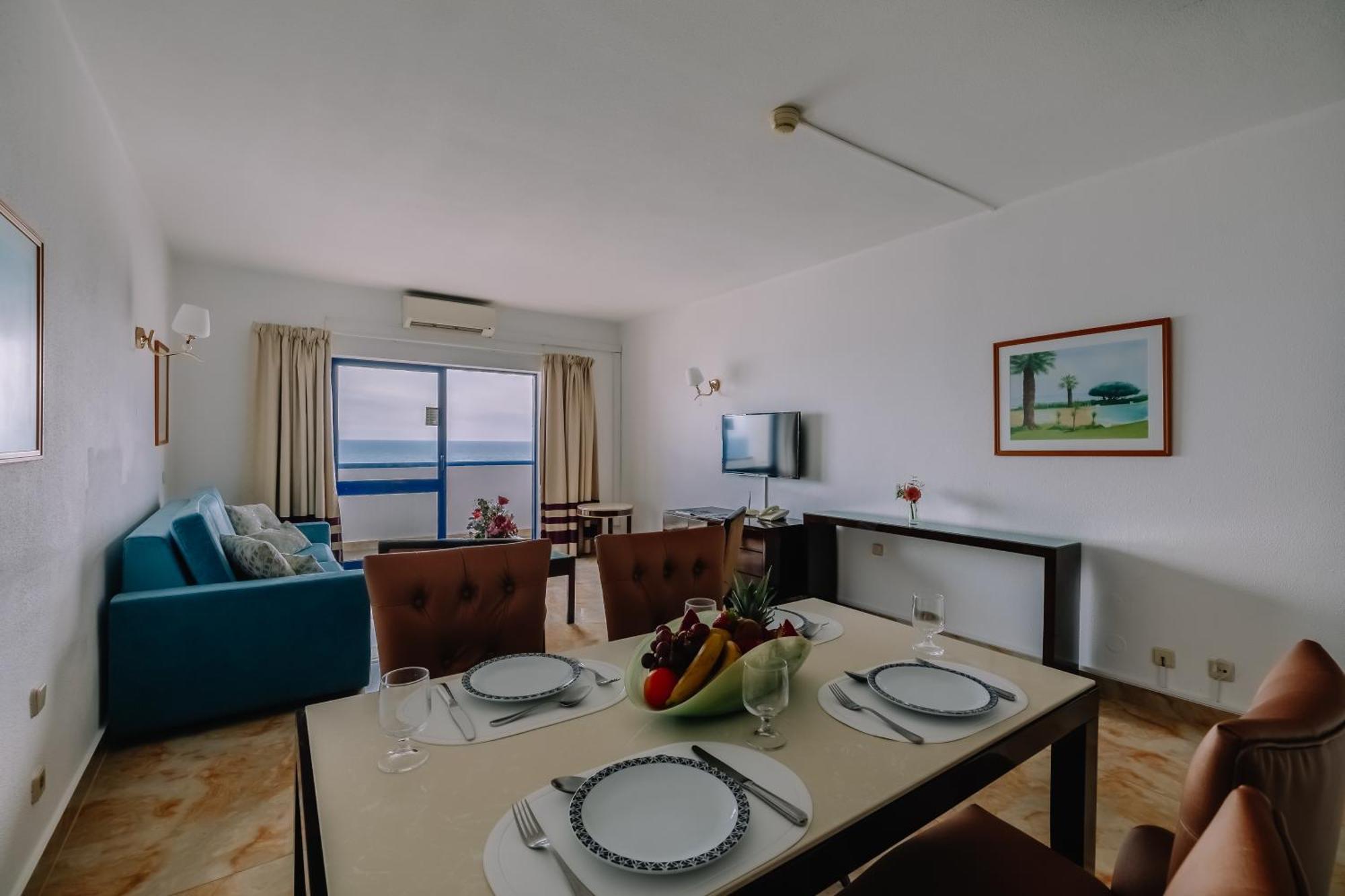 Grand Muthu Oura View Beach Club Албуфейра Екстериор снимка A living room in a hotel