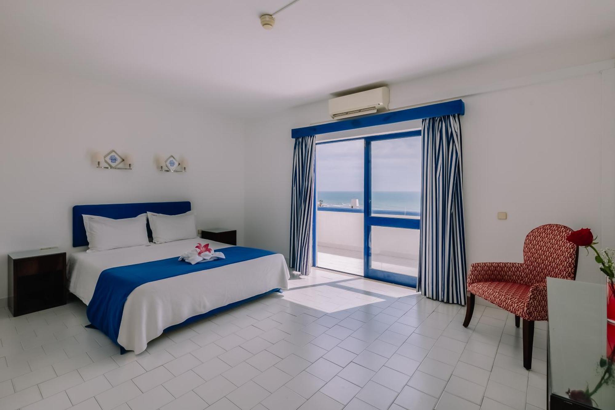 Grand Muthu Oura View Beach Club Албуфейра Екстериор снимка A bedroom in a hotel
