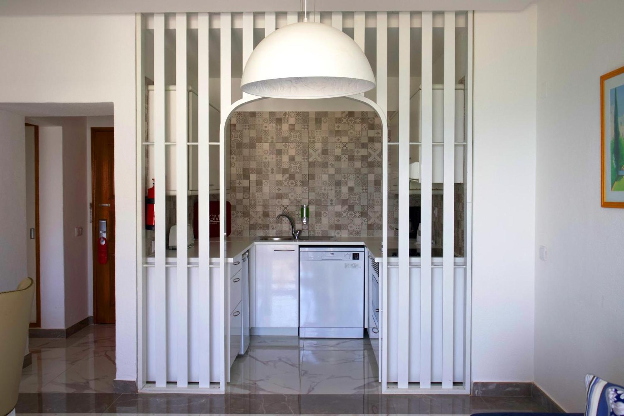 Grand Muthu Oura View Beach Club Албуфейра Екстериор снимка A small kitchen